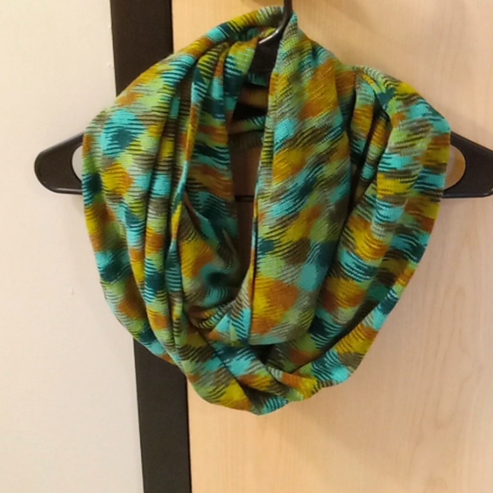 Collection eighteen infinity scarf
